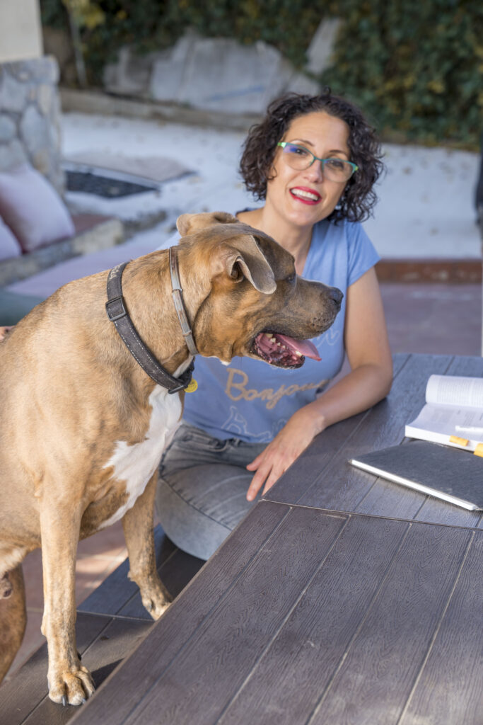 Paula calvo habla de animales y personas mayores en el podcast de nos hacemos mayores